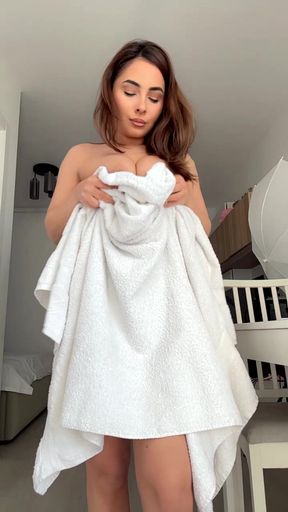 Amateur onlyfan shows off her tits