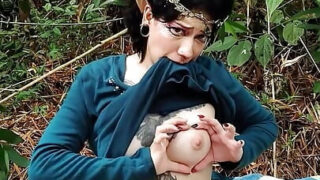 Tatoveret amatør latina med store naturlige bryster sprøjter under udendørs anal dunkende