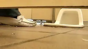 Esta loca y descarada muñeca japonesa follando en el baño