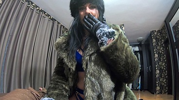 MilfyCalla- Deep blow-job and cum play while wearing a hot green fur-coat , leather gloves and long boots 213