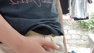 Utendørs hjemmelaget video av asiatisk tenåring som stryker enorme kuker med håndjobb og eksplosive sædsprut