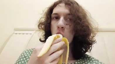 Trans-baddie Stesha Jerks-off its clitoris and eats a banana