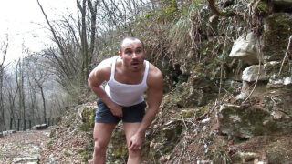 Puta madura en medias monta una polla antes de una follada anal al aire libre y una corrida