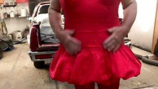 Pria Amerika bertubuh besar dan gemuk yang berdandan seperti wanita, mengenakan lingerie, stoking, sepatu hak tinggi, dan sepatu hak lainnya, kemudian disetubuhi secara anal.