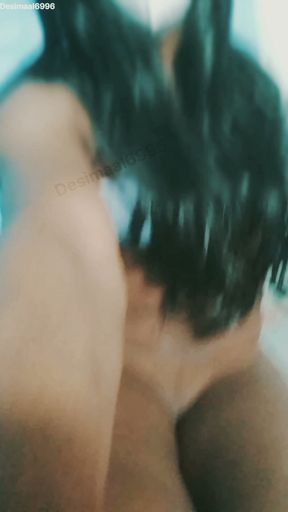 Ridhi hot look.desi shemale big boobs