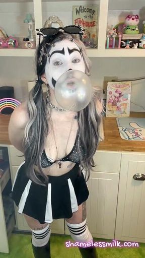 Juggalette Clowngirl Bubblegum Chewing, Blowing, Popping