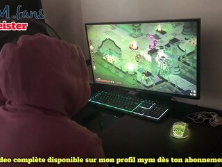 Beau frère joue à la console et moi avec sa bite !