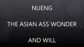 Cảnh quan hệ tình dục khác chủng tộc tự quay với cảnh người đàn ông lớn tuổi dùng tay thâm nhập và kéo giãn rộng hai mông của hai chàng trai trẻ người Ukraine đồng tính.