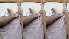 regarde mes beaux pieds se dandiner au bord de la piscine