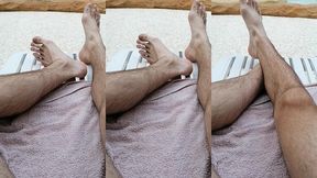 regarde mes beaux pieds se dandiner au bord de la piscine