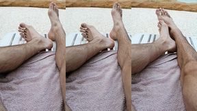 regarde mes beaux pieds se dandiner au bord de la piscine