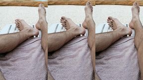 regarde mes beaux pieds se dandiner au bord de la piscine