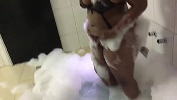 MORENA NA BANHEIRA DE ESPUMA SENSUALIZANDO