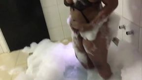 MORENA NA BANHEIRA DE ESPUMA SENSUALIZANDO