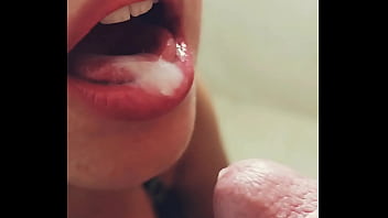 Meia irm&atilde_ chupa e beija meu pau at&eacute_ eu gozar