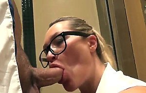 freche Sekretarin die ihrem Chef im Aufzug gefallt