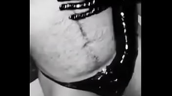 S&eacute_ance  caress&eacute_ gant  en latex et string en latex