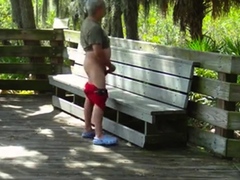 Gordo cepillandose a abuelo en el parque