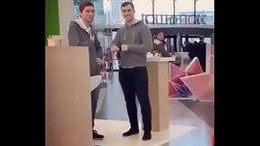 Chica baila con pantalon de Pok&eacute_mon