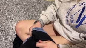 camarera hace mamada a su novio y le da culo