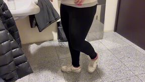 camarera hace mamada a su novio y le da culo