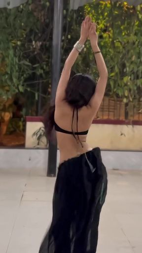 Desi wife shows off her saree in a Muslim family