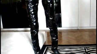 Blond asiatisk luder i latex bliver kneppet i røv af Rocco Siffredi