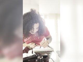 Esposa DEPRAVADA me engaña para follarme en LA COCINA