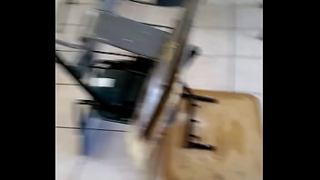 2 mesabacos teniendo sexo intenso en sal&oacute_n escolar