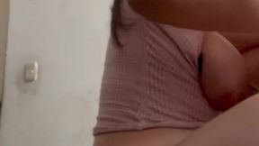 le doy por el culo y la cargo para que le entre todo grita sexo anal duro