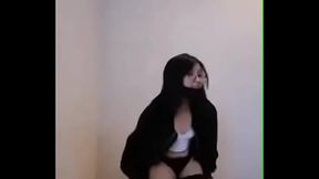 Nerd se quita la falda y muestra calzon