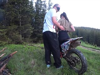 Brought Girlfriend to Forest to bang her in the butt with a facial