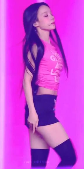 K-pop star shows off her belly button while standing tall and