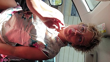 Souvenir porno : baise en voiture et exhib au bord de l'eau