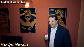 Maurizia paradiso accoglie nuda andrea diprè nella sua casa di milano