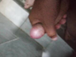 Me vengo contra la pared pensando en mi novia