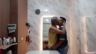 O médico chamou o paciente depois do expediente na clinica com outras intenções.