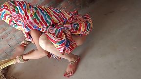 भाभी झाड़ू लगा रही थी देवर ने कोने में लेजाकर चोद दिया