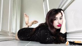 Deliciously Sexy Vale Rovski Shows off Her Stunning Feet