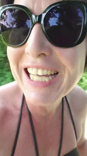 Milf julie nude run outdoors with squirt   Clip 1