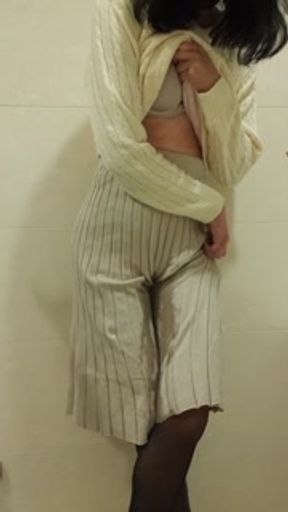 [Pee Desperation] Dirty peptite Girl wet her white skirt and black pantyhose with no panties
