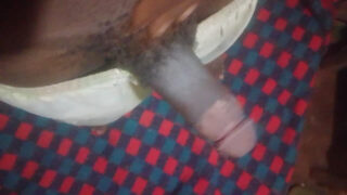 Pria muda kulit hitam berbulu dengan penis besar mendapat pijatan tangan sebelum penetrasi anal tanpa kondom.