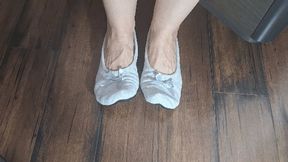 Deep toe wiggle in grey ballet flats BF