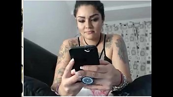 tatuada juega con sus dildo