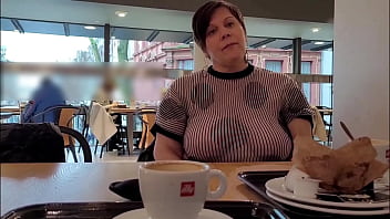 Dans un bistrot avec une blouse transparente