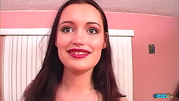 Sapphire Rae shows off her body moments before double penetration