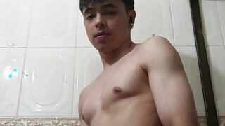 Amateuristische badkameropname van jonge homo's: handjob met grote penis leidt tot hete anale seks