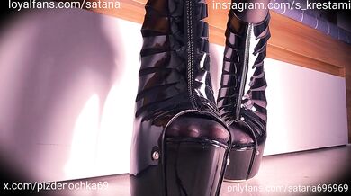 She makes heels slaves beg her nylon worship