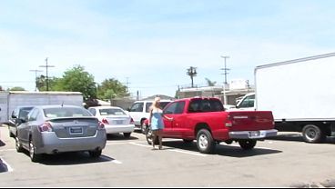 Putting cancer, he caresses her pussy and then begins to fuck in the pussy