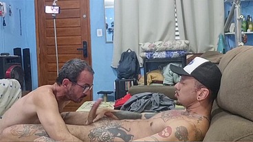 Meu vizinho esperou a esposa sair e me colocou para mamar. que delicia. parte 4